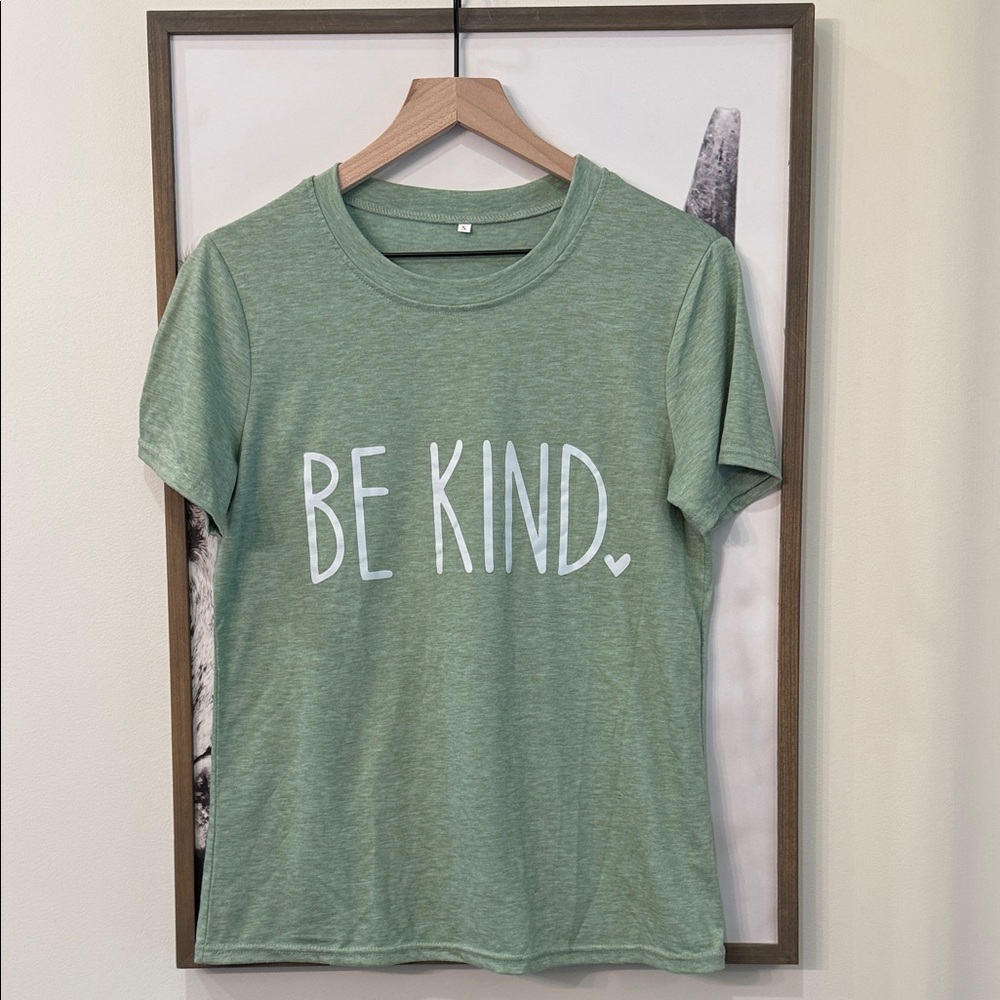 💚🤍 Be Kind Women’s Tee Shirt